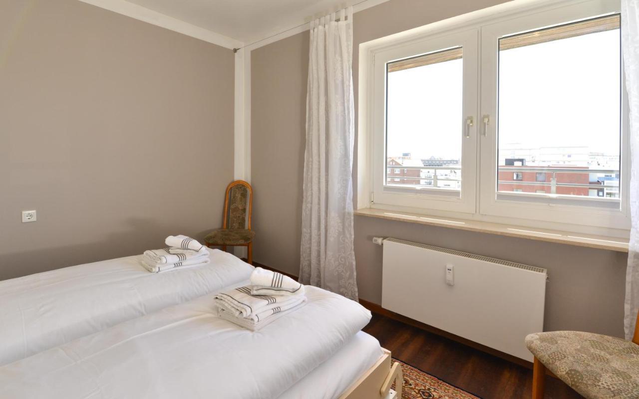 Lee Apartment *